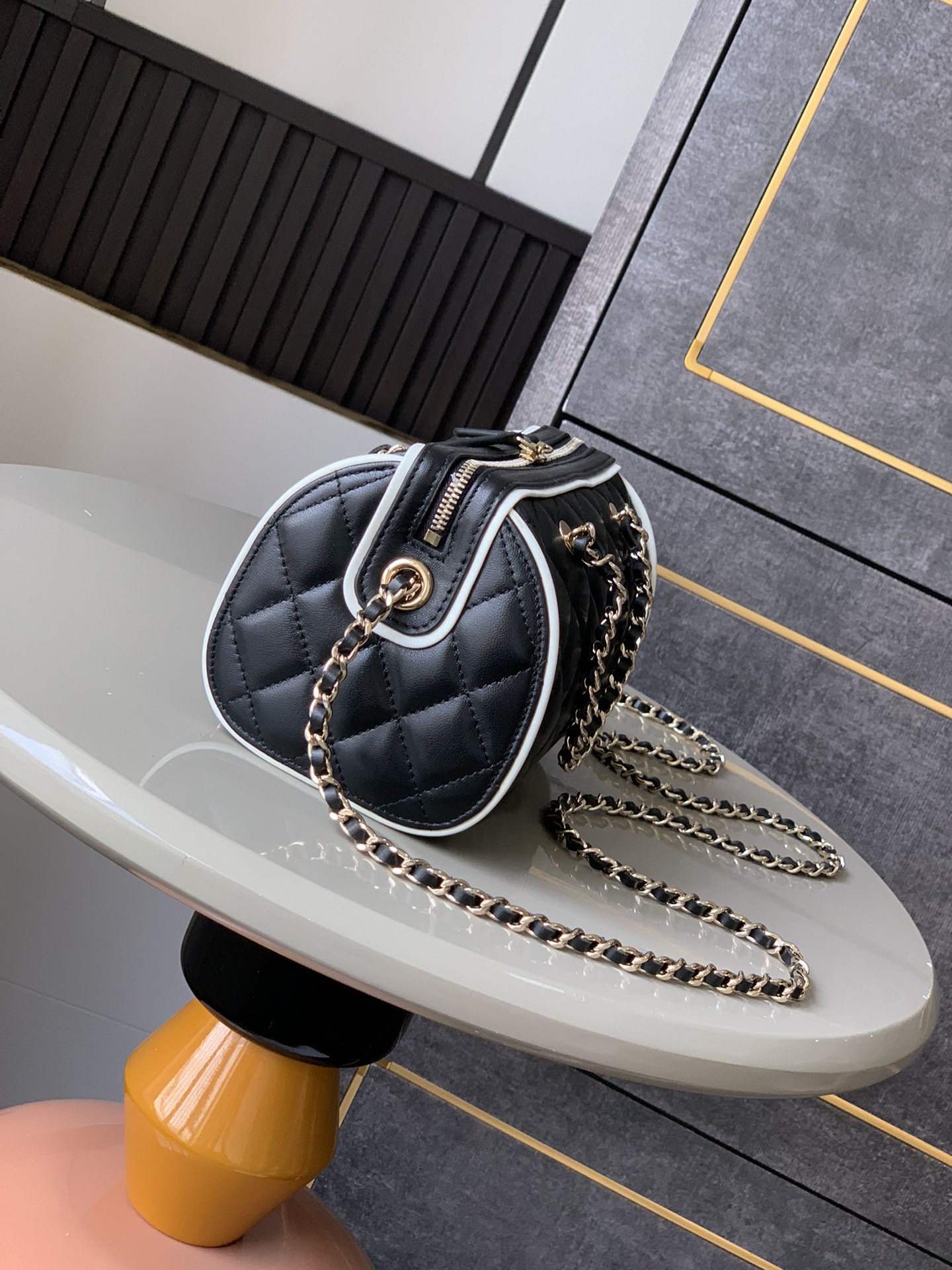 Chanel 原單黑白滾邊迷你箱型包 女士鏈條小方包 2025質感新款|超A仿原單精品圖片 14 Chanel 原單黑白滾邊迷你箱型包 女士鏈條小方包 2025質感新款|歐美奢侈品精品推薦