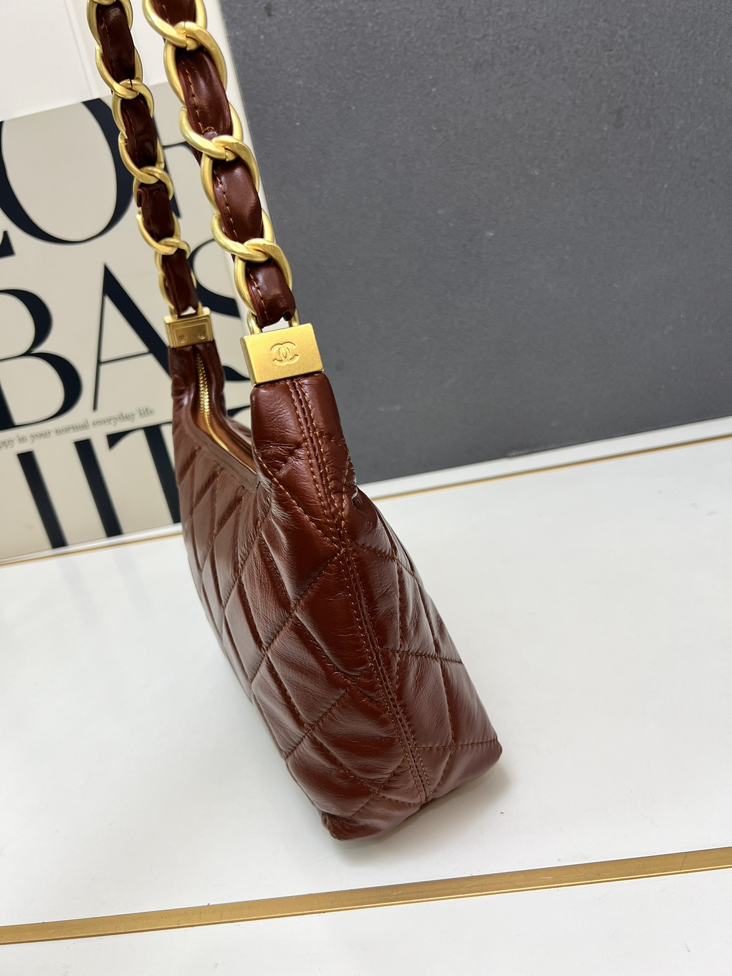 CHANEL原單大號酒紅腋下包 女款亮面金鍊設計 穿搭氣場款｜歐美奢侈品精品推薦