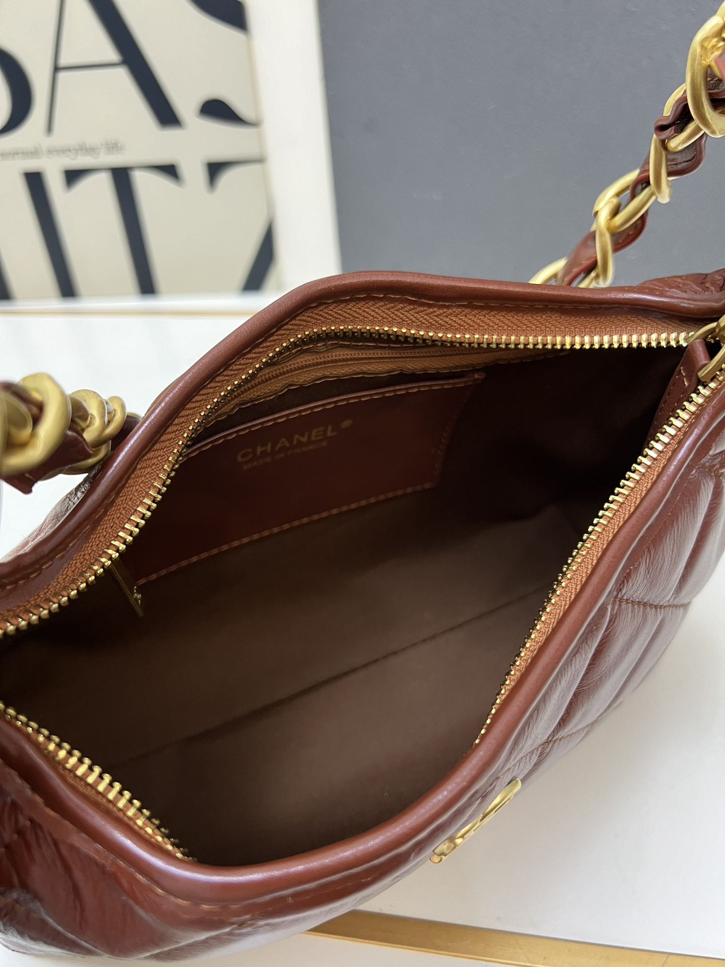 CHANEL原單大號酒紅腋下包 女款亮面金鍊設計 穿搭氣場款｜歐美奢侈品精品推薦