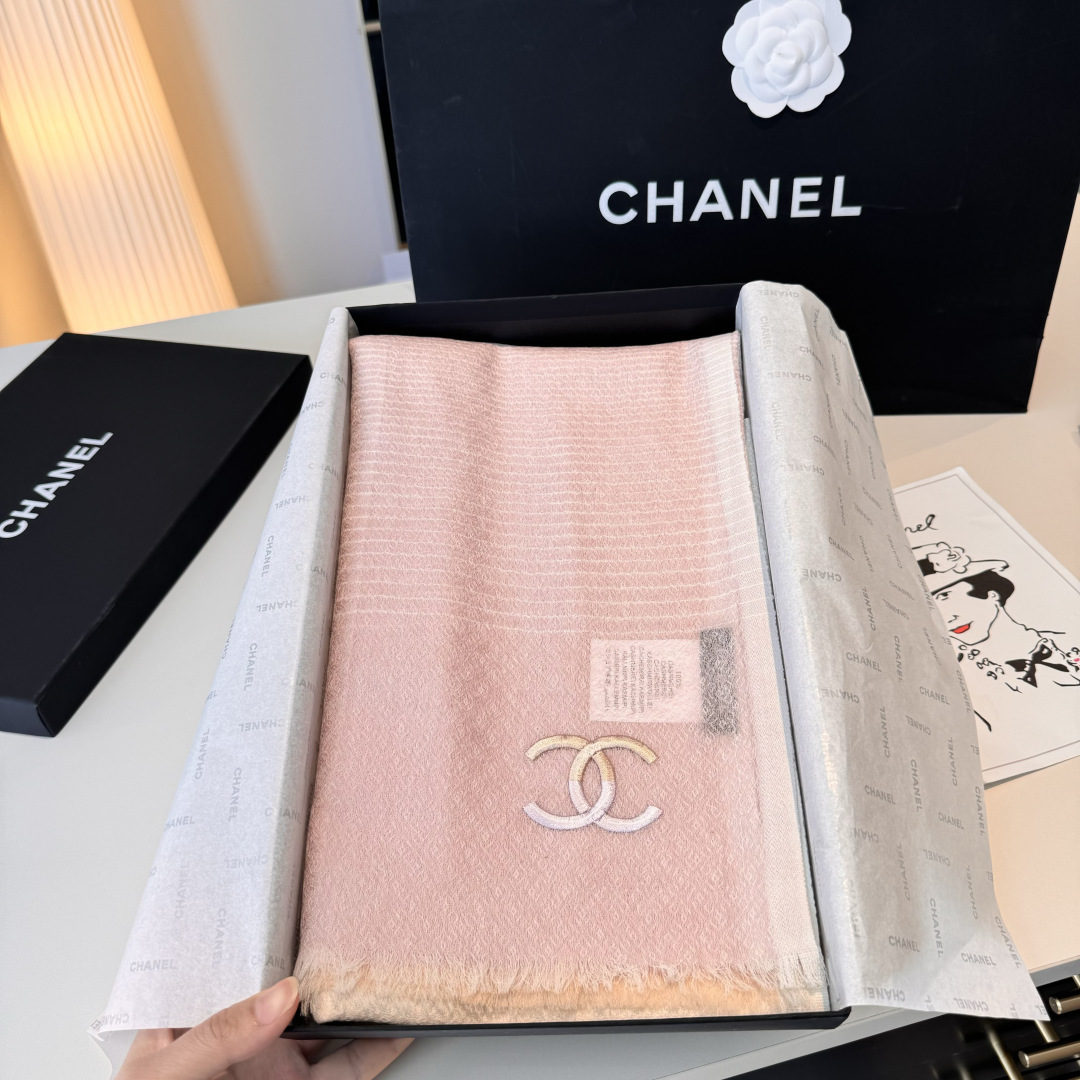 Chanel 高仿女士雙C刺繡圍巾 粉色氣質款 柔軟保暖百搭首選