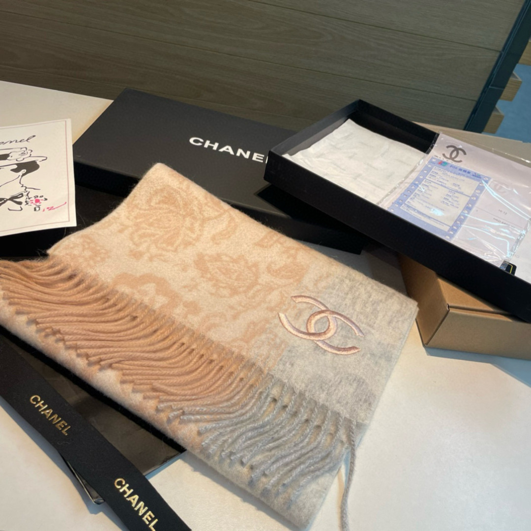 Chanel 高仿雙色羊毛圍巾 浮雕花紋款 浪漫米粉色系溫柔上架