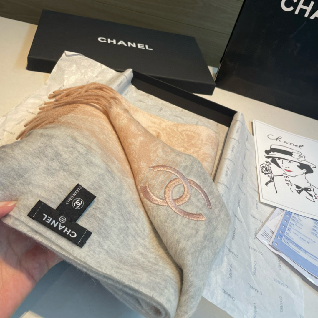 Chanel 高仿雙色羊毛圍巾 浮雕花紋款 浪漫米粉色系溫柔上架｜歐美奢侈品精品推薦