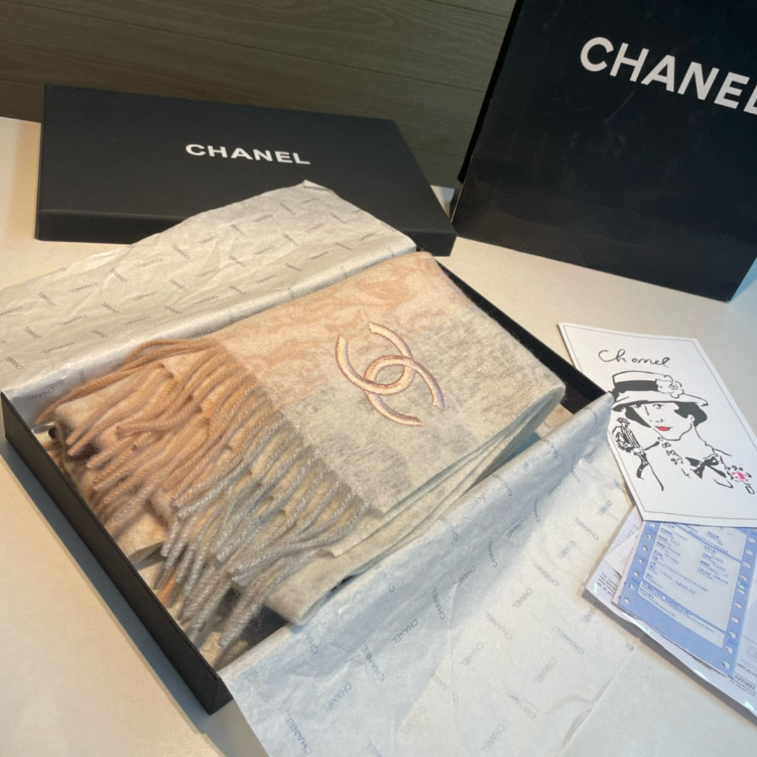 Chanel 高仿雙色羊毛圍巾 浮雕花紋款 浪漫米粉色系溫柔上架｜歐美奢侈品精品推薦