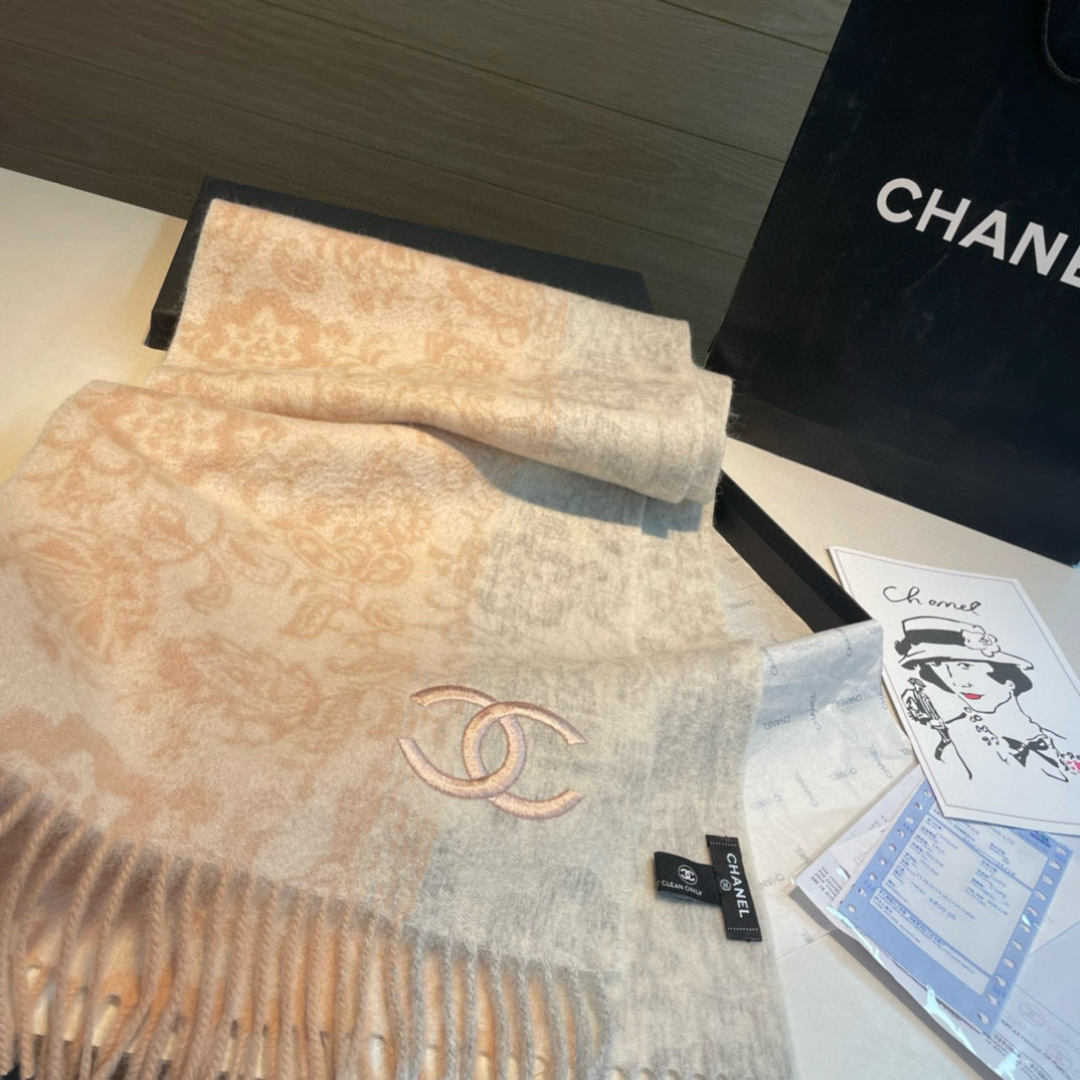 Chanel 高仿雙色羊毛圍巾 浮雕花紋款 浪漫米粉色系溫柔上架｜歐美奢侈品精品推薦