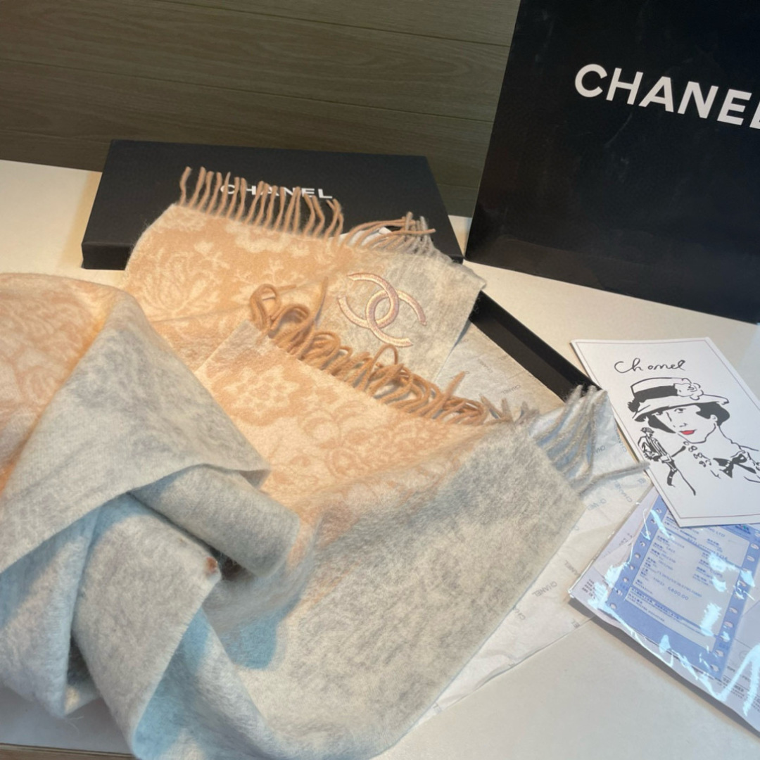 Chanel 高仿雙色羊毛圍巾 浮雕花紋款 浪漫米粉色系溫柔上架｜歐美奢侈品精品推薦