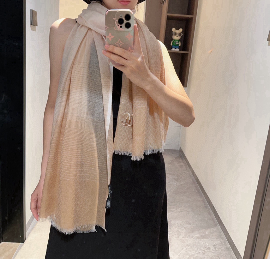 Chanel 高仿雙色羊毛圍巾 浮雕花紋款 浪漫米粉色系溫柔上架｜歐美奢侈品精品推薦