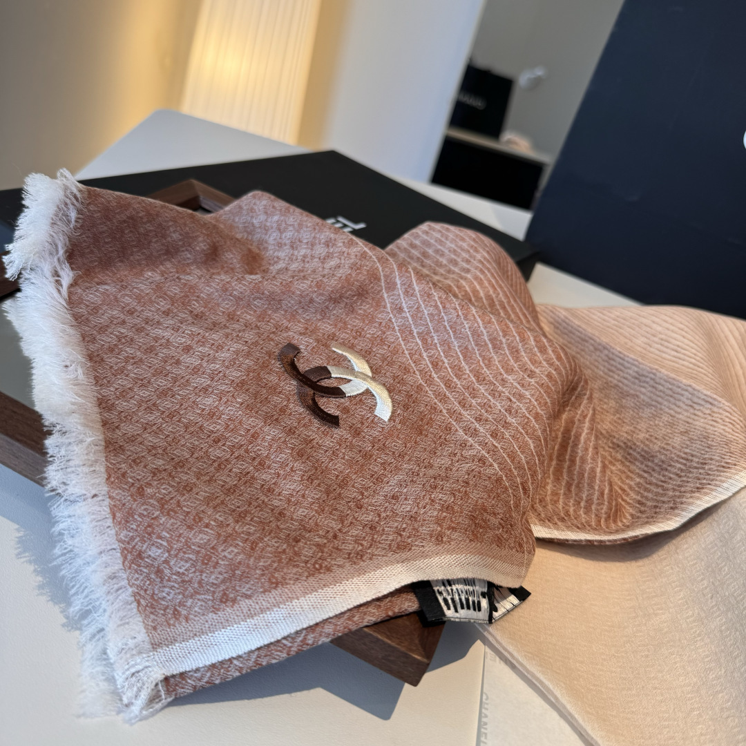 Chanel 原單女士菱格圖騰圍巾 摩卡棕色雙C點綴 舒適流蘇設計|超A仿原單精品圖片 11 Chanel 原單女士菱格圖騰圍巾 摩卡棕色雙C點綴 舒適流蘇設計|歐美奢侈品精品推薦