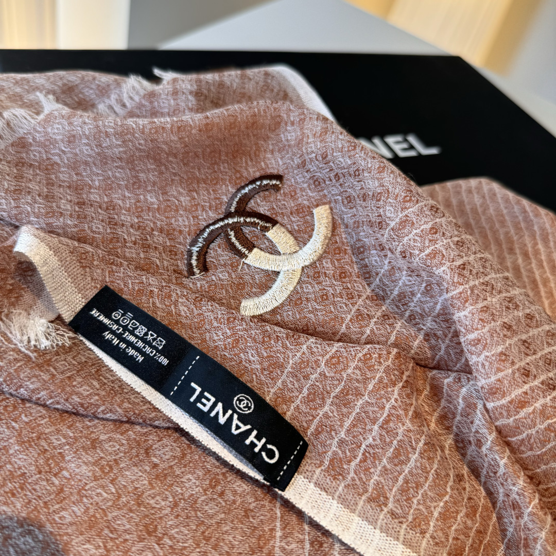 Chanel 原單女士菱格圖騰圍巾 摩卡棕色雙C點綴 舒適流蘇設計|超A仿原單精品圖片 10 Chanel 原單女士菱格圖騰圍巾 摩卡棕色雙C點綴 舒適流蘇設計|歐美奢侈品精品推薦
