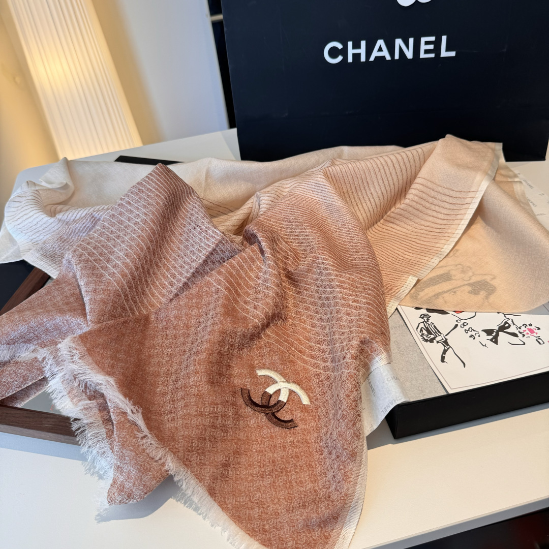 Chanel 原單女士菱格圖騰圍巾 摩卡棕色雙C點綴 舒適流蘇設計|超A仿原單精品圖片 9 Chanel 原單女士菱格圖騰圍巾 摩卡棕色雙C點綴 舒適流蘇設計|歐美奢侈品精品推薦