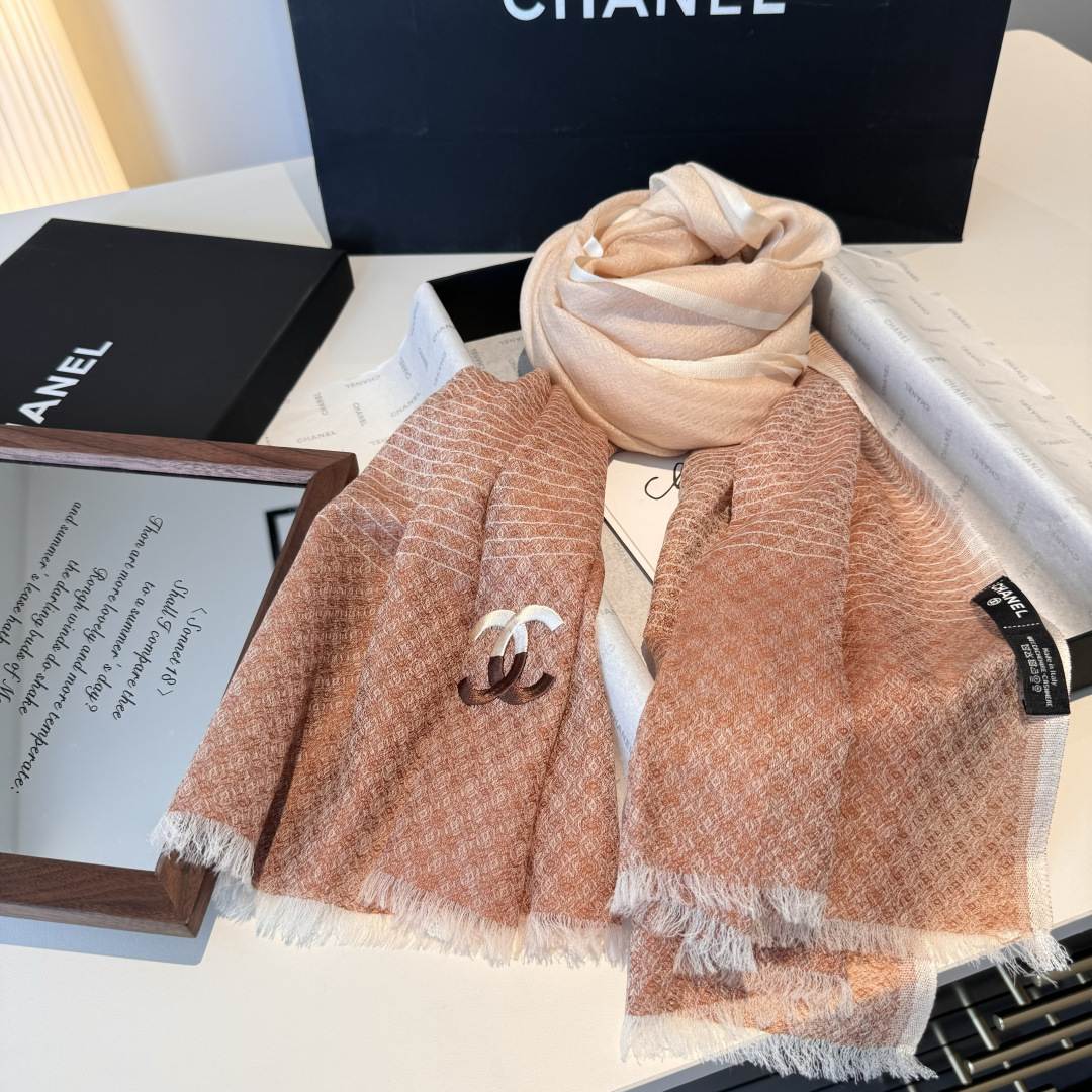 Chanel 原單女士菱格圖騰圍巾 摩卡棕色雙C點綴 舒適流蘇設計|超A仿原單精品圖片 8 Chanel 原單女士菱格圖騰圍巾 摩卡棕色雙C點綴 舒適流蘇設計|歐美奢侈品精品推薦