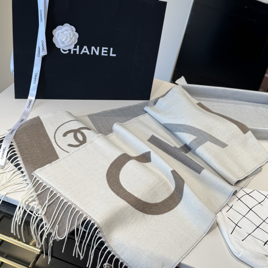 Chanel 一比一拼色條紋圍巾 男女通用簡約風款式 時尚中性穿搭感｜歐美奢侈品精品推薦