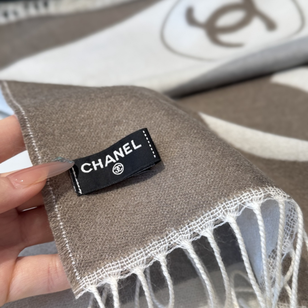 Chanel 一比一拼色條紋圍巾 男女通用簡約風款式 時尚中性穿搭感｜歐美奢侈品精品推薦