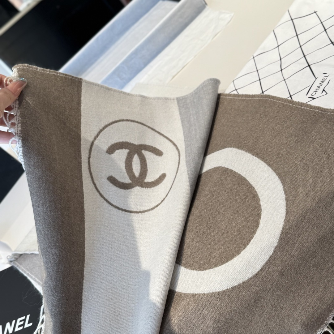 Chanel 一比一拼色條紋圍巾 男女通用簡約風款式 時尚中性穿搭感｜歐美奢侈品精品推薦
