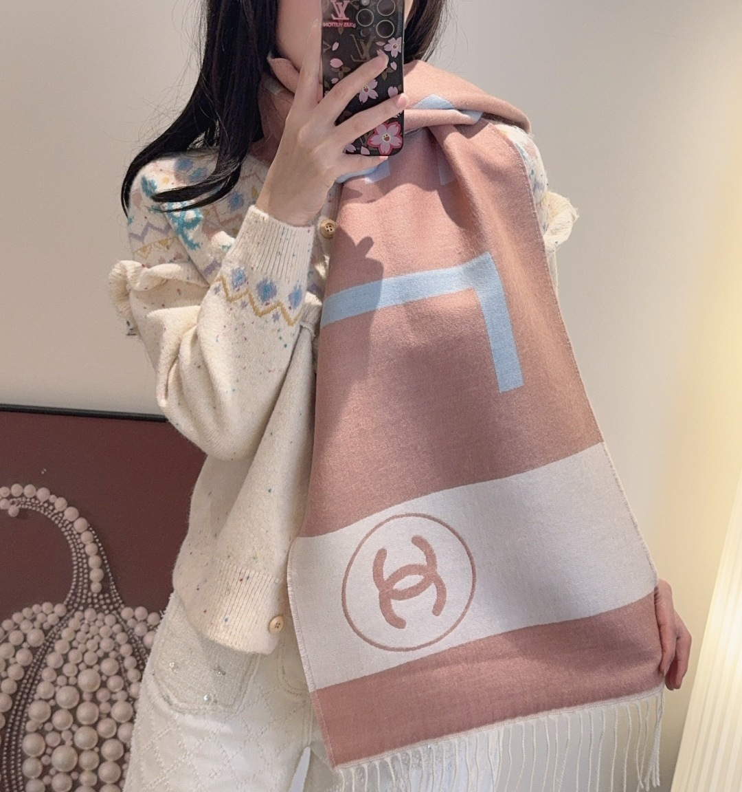 Chanel 高仿拼色雙C圍巾 米粉撞色條紋設計 柔和時尚配件|超A仿原單精品圖片 6 Chanel 高仿拼色雙C圍巾 米粉撞色條紋設計 柔和時尚配件|歐美奢侈品精品推薦