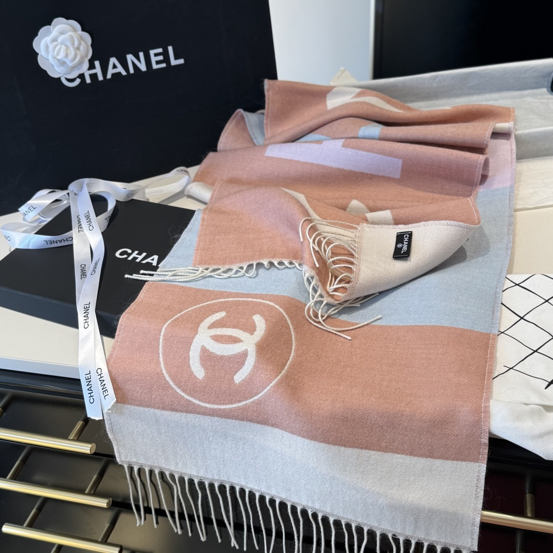 Chanel 高仿拼色雙C圍巾 米粉撞色條紋設計 柔和時尚配件
