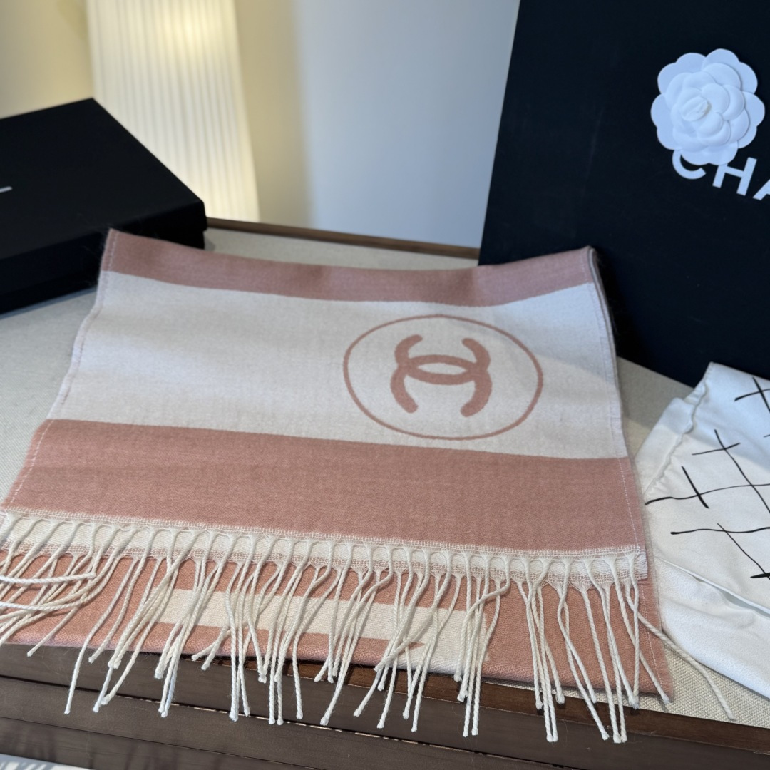 Chanel 高仿拼色雙C圍巾 米粉撞色條紋設計 柔和時尚配件|超A仿原單精品圖片 13 Chanel 高仿拼色雙C圍巾 米粉撞色條紋設計 柔和時尚配件|歐美奢侈品精品推薦