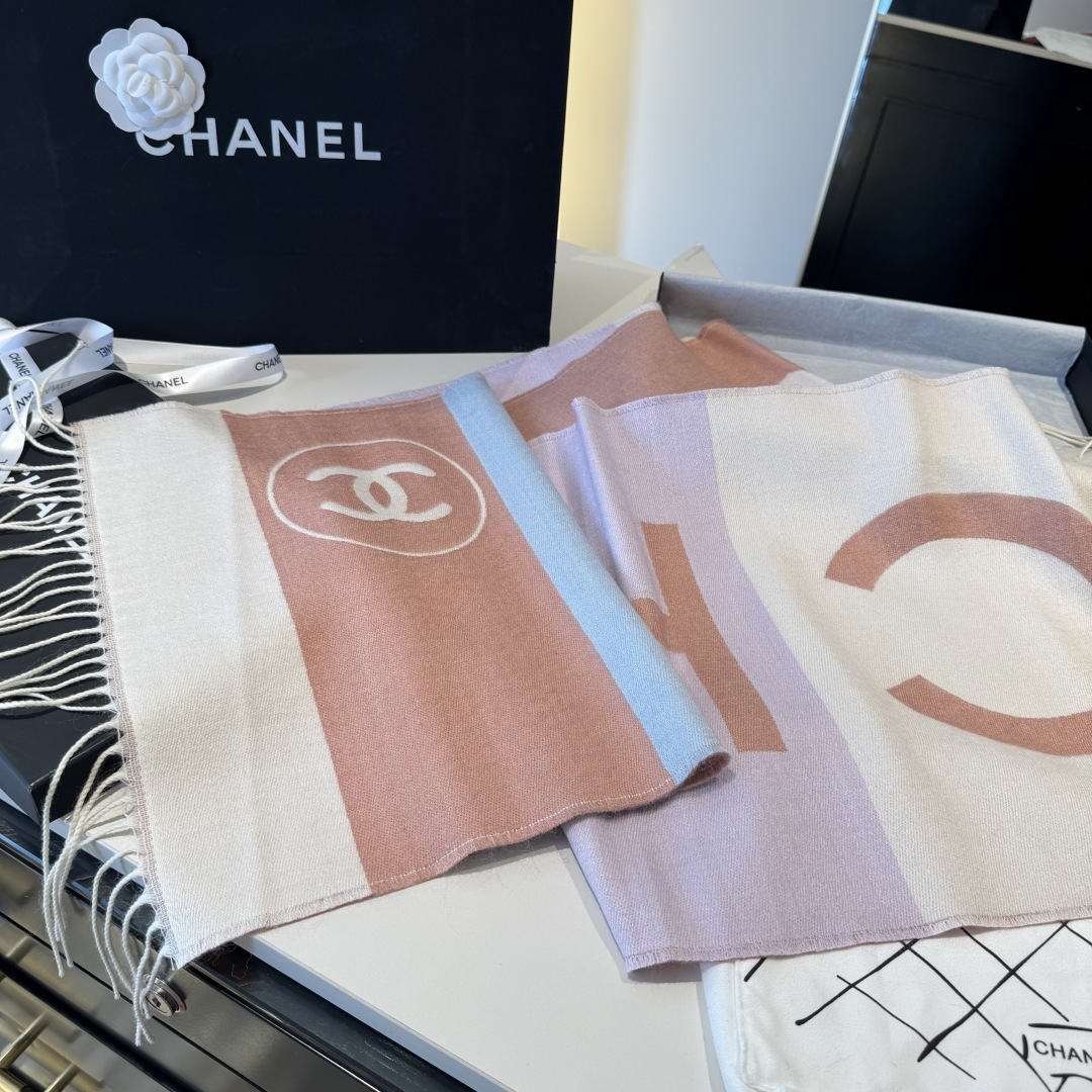Chanel 高仿拼色雙C圍巾 米粉撞色條紋設計 柔和時尚配件|超A仿原單精品圖片 10 Chanel 高仿拼色雙C圍巾 米粉撞色條紋設計 柔和時尚配件|歐美奢侈品精品推薦