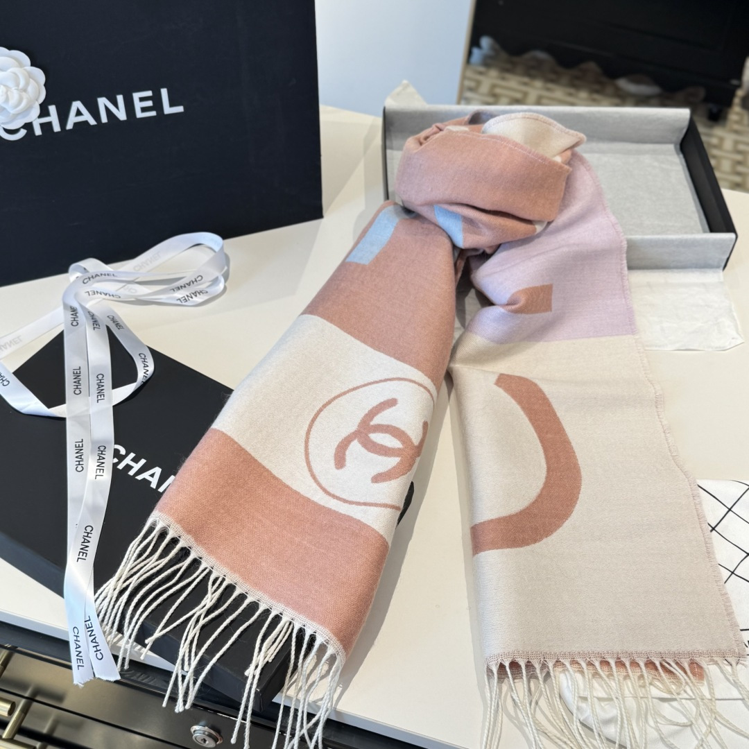 Chanel 高仿拼色雙C圍巾 米粉撞色條紋設計 柔和時尚配件|超A仿原單精品圖片 9 Chanel 高仿拼色雙C圍巾 米粉撞色條紋設計 柔和時尚配件|歐美奢侈品精品推薦