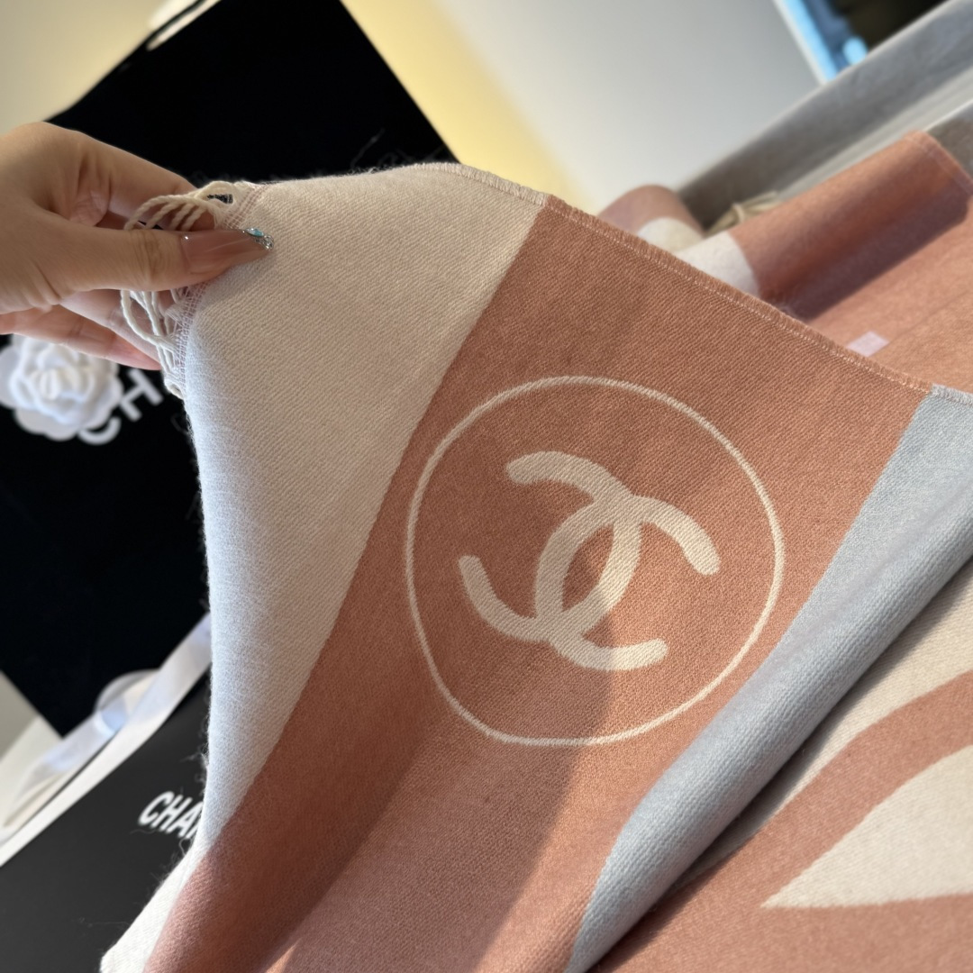 Chanel 高仿拼色雙C圍巾 米粉撞色條紋設計 柔和時尚配件|超A仿原單精品圖片 8 Chanel 高仿拼色雙C圍巾 米粉撞色條紋設計 柔和時尚配件|歐美奢侈品精品推薦