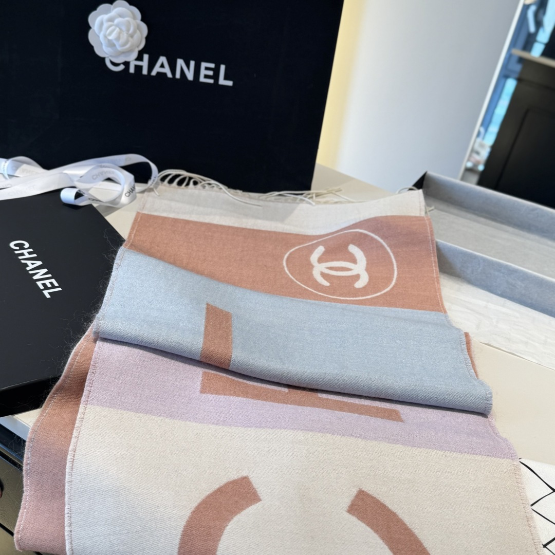 Chanel 高仿拼色雙C圍巾 米粉撞色條紋設計 柔和時尚配件|超A仿原單精品圖片 7 Chanel 高仿拼色雙C圍巾 米粉撞色條紋設計 柔和時尚配件|歐美奢侈品精品推薦
