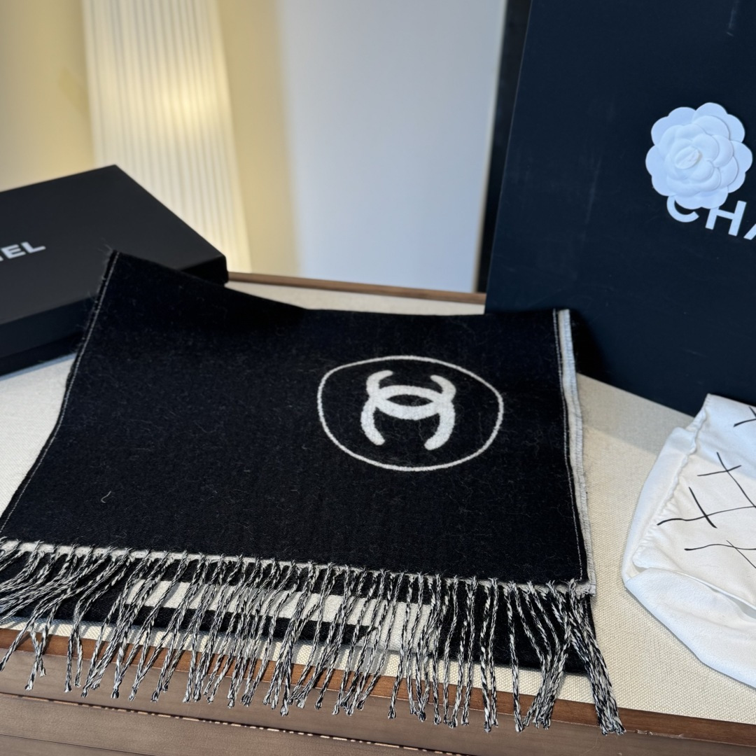 Chanel 高仿雙C刺繡黑白圍巾 冬日經典對比色 百搭不退流行