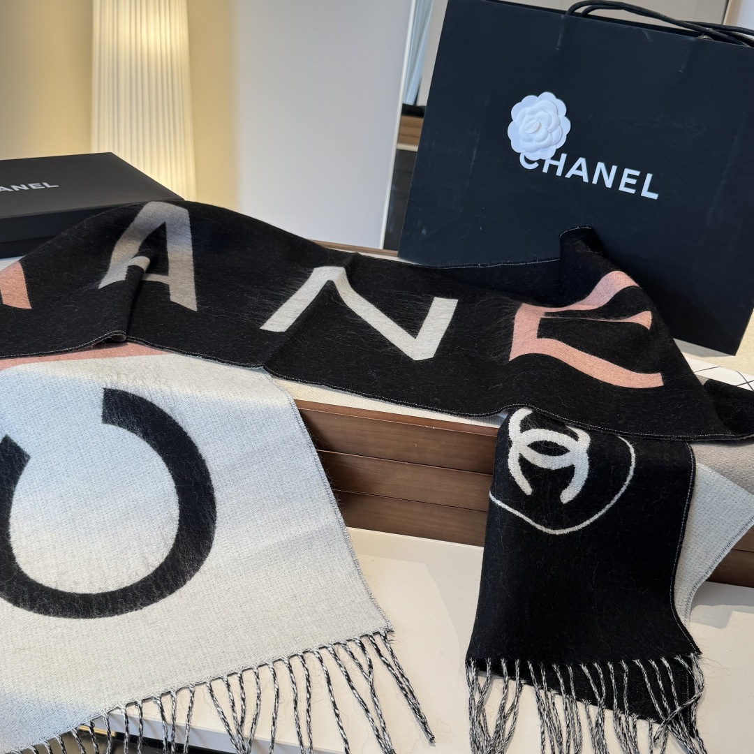 Chanel 高仿雙C刺繡黑白圍巾 冬日經典對比色 百搭不退流行|超A仿原單精品圖片 12 Chanel 高仿雙C刺繡黑白圍巾 冬日經典對比色 百搭不退流行|歐美奢侈品精品推薦