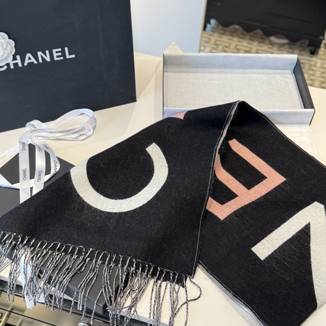 Chanel 高仿雙C刺繡黑白圍巾 冬日經典對比色 百搭不退流行|超A仿原單精品圖片 11 Chanel 高仿雙C刺繡黑白圍巾 冬日經典對比色 百搭不退流行|歐美奢侈品精品推薦