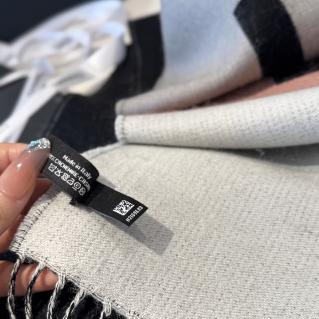 Chanel 高仿雙C刺繡黑白圍巾 冬日經典對比色 百搭不退流行|超A仿原單精品圖片 10 Chanel 高仿雙C刺繡黑白圍巾 冬日經典對比色 百搭不退流行|歐美奢侈品精品推薦