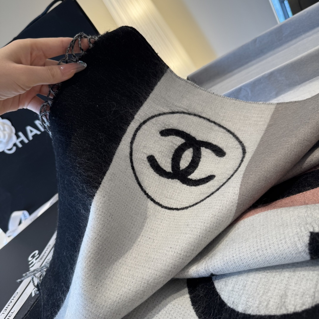 Chanel 高仿雙C刺繡黑白圍巾 冬日經典對比色 百搭不退流行|超A仿原單精品圖片 9 Chanel 高仿雙C刺繡黑白圍巾 冬日經典對比色 百搭不退流行|歐美奢侈品精品推薦