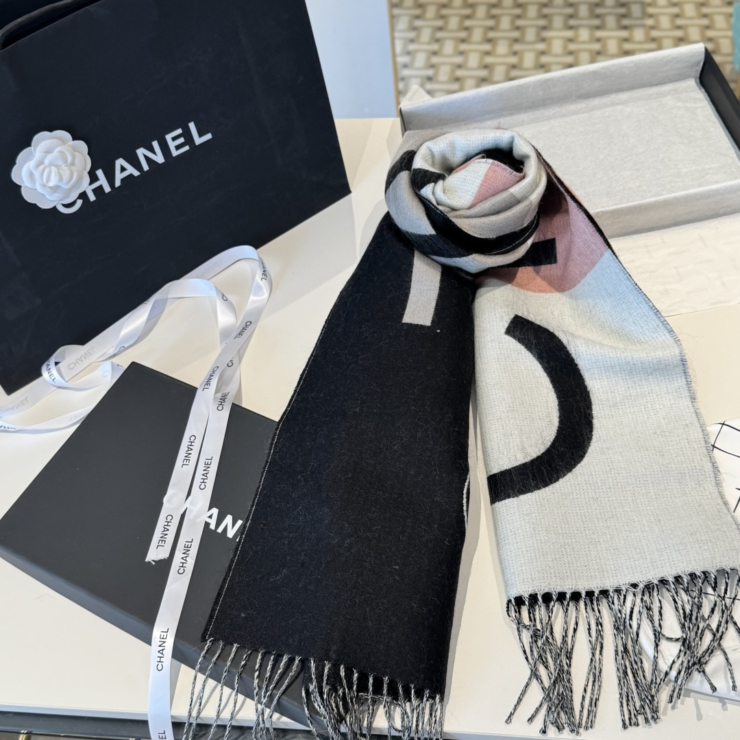 Chanel 高仿雙C刺繡黑白圍巾 冬日經典對比色 百搭不退流行|超A仿原單精品圖片 8 Chanel 高仿雙C刺繡黑白圍巾 冬日經典對比色 百搭不退流行|歐美奢侈品精品推薦
