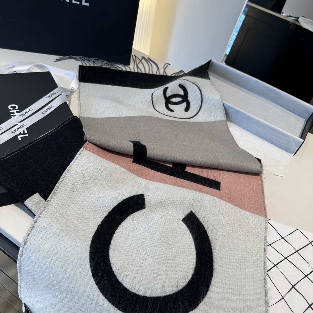 Chanel 高仿雙C刺繡黑白圍巾 冬日經典對比色 百搭不退流行|超A仿原單精品圖片 7 Chanel 高仿雙C刺繡黑白圍巾 冬日經典對比色 百搭不退流行|歐美奢侈品精品推薦