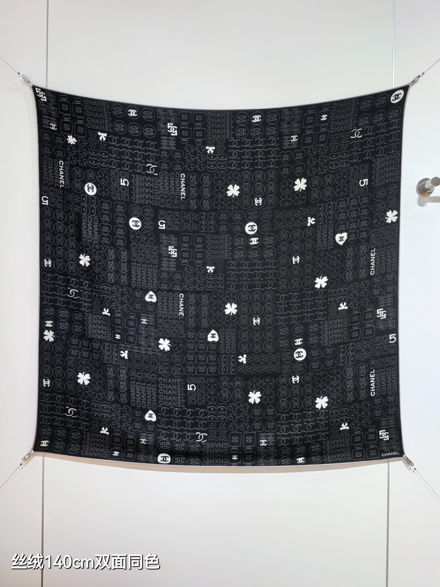 Chanel A貨雙面絲巾 黑底白印標誌圖案 140cm設計師元素呈現｜歐美奢侈品精品推薦