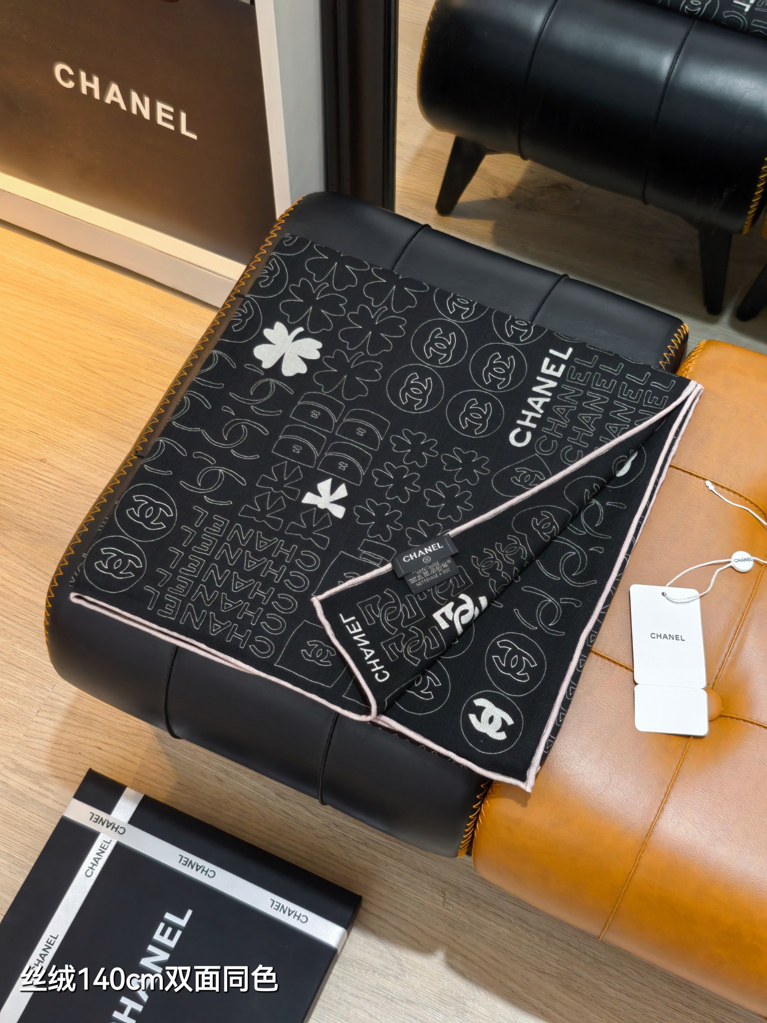 Chanel A貨雙面絲巾 黑底白印標誌圖案 140cm設計師元素呈現