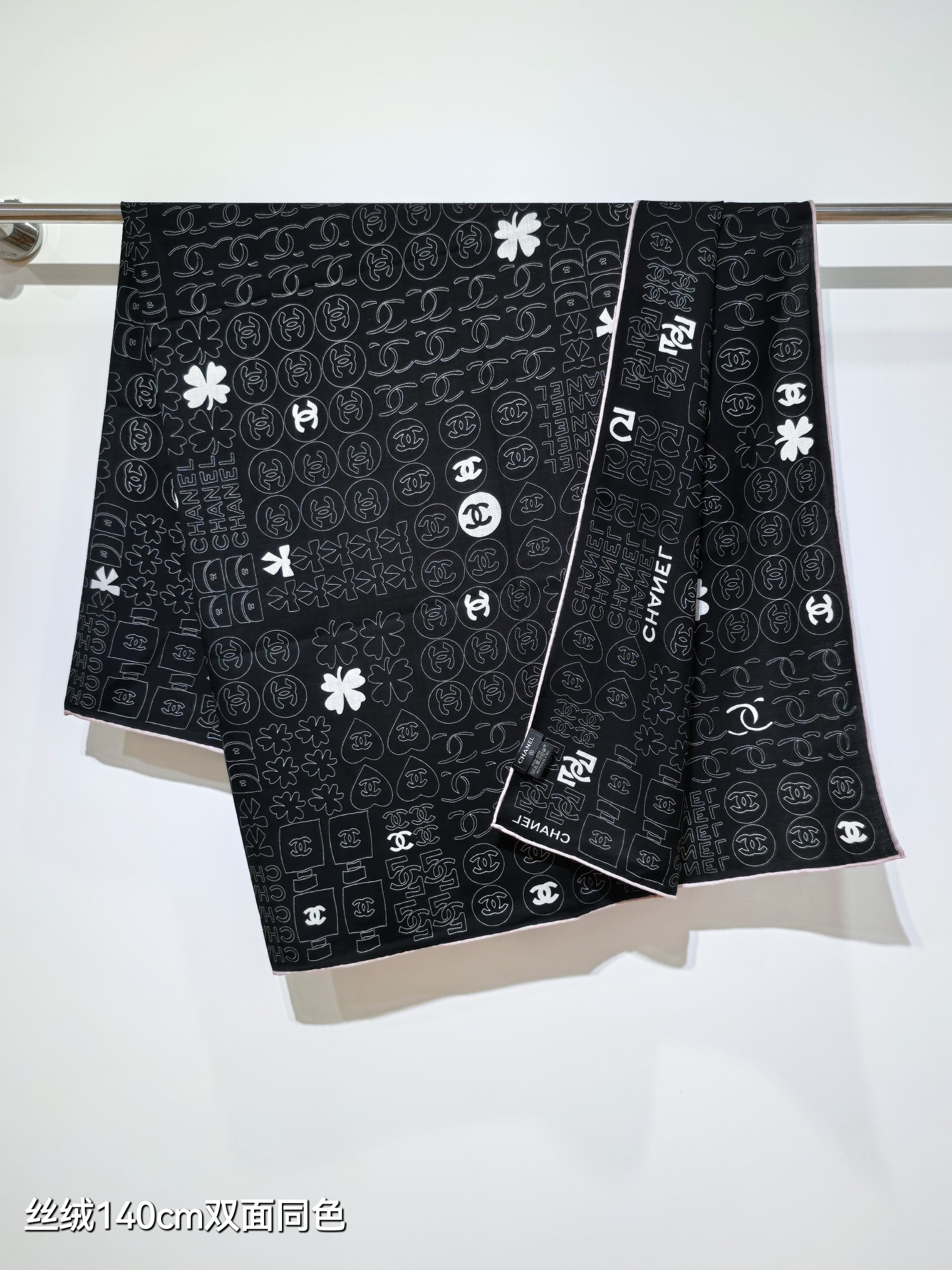 Chanel A貨雙面絲巾 黑底白印標誌圖案 140cm設計師元素呈現｜歐美奢侈品精品推薦