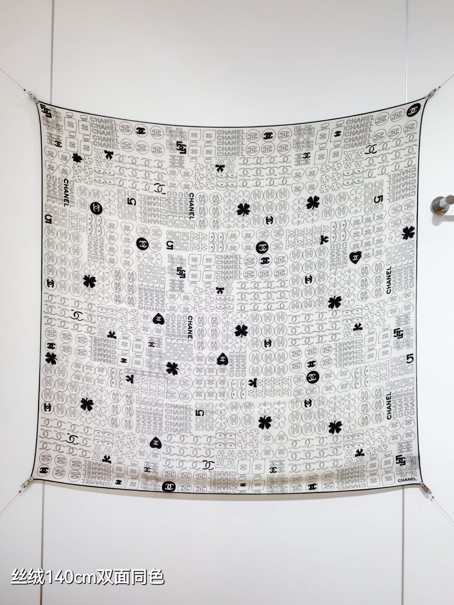 Chanel 一比一絲巾 雙面白底黑印圖騰 140cm大尺寸品牌標誌感|超A仿原單精品圖片 6 Chanel 一比一絲巾 雙面白底黑印圖騰 140cm大尺寸品牌標誌感|歐美奢侈品精品推薦