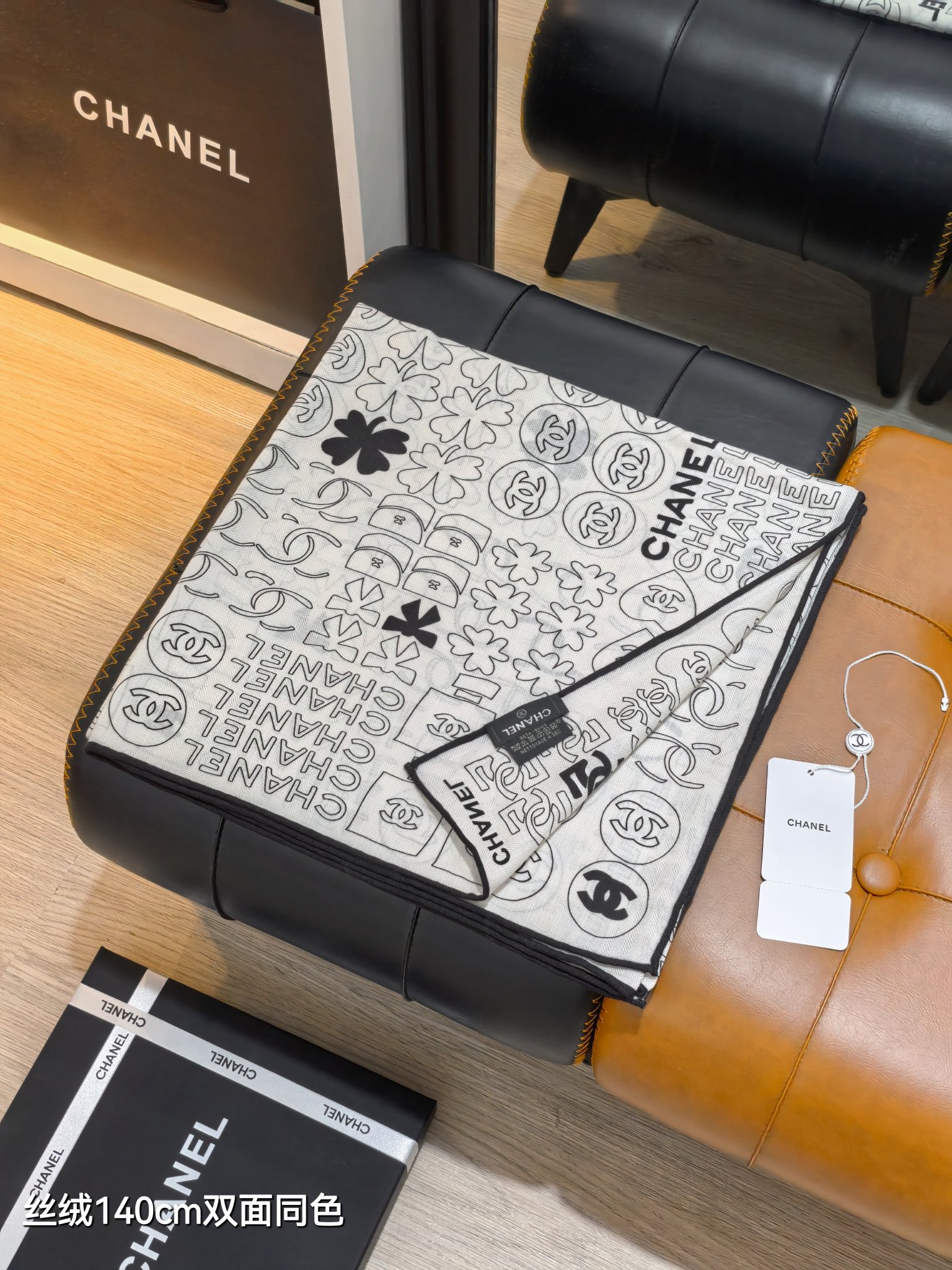 Chanel 一比一絲巾 雙面白底黑印圖騰 140cm大尺寸品牌標誌感