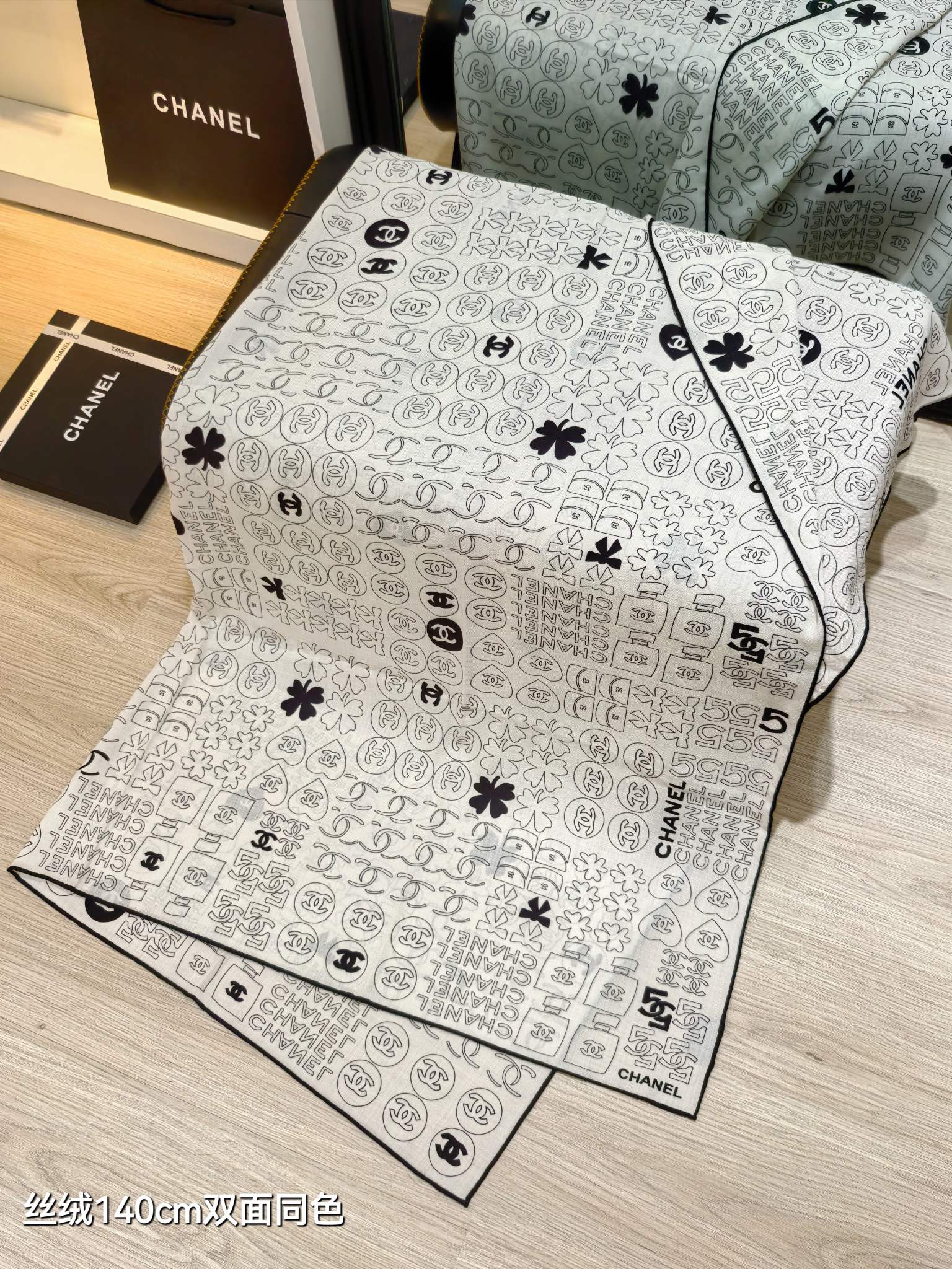 Chanel 一比一絲巾 雙面白底黑印圖騰 140cm大尺寸品牌標誌感|超A仿原單精品圖片 12 Chanel 一比一絲巾 雙面白底黑印圖騰 140cm大尺寸品牌標誌感|歐美奢侈品精品推薦