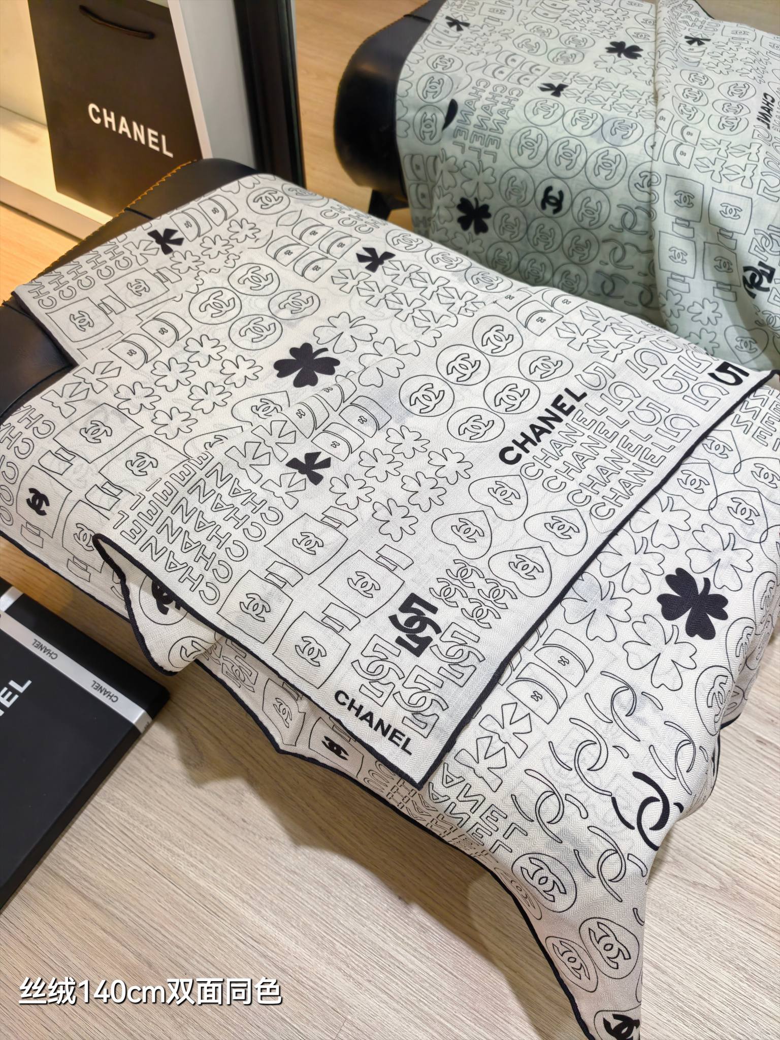 Chanel 一比一絲巾 雙面白底黑印圖騰 140cm大尺寸品牌標誌感|超A仿原單精品圖片 11 Chanel 一比一絲巾 雙面白底黑印圖騰 140cm大尺寸品牌標誌感|歐美奢侈品精品推薦
