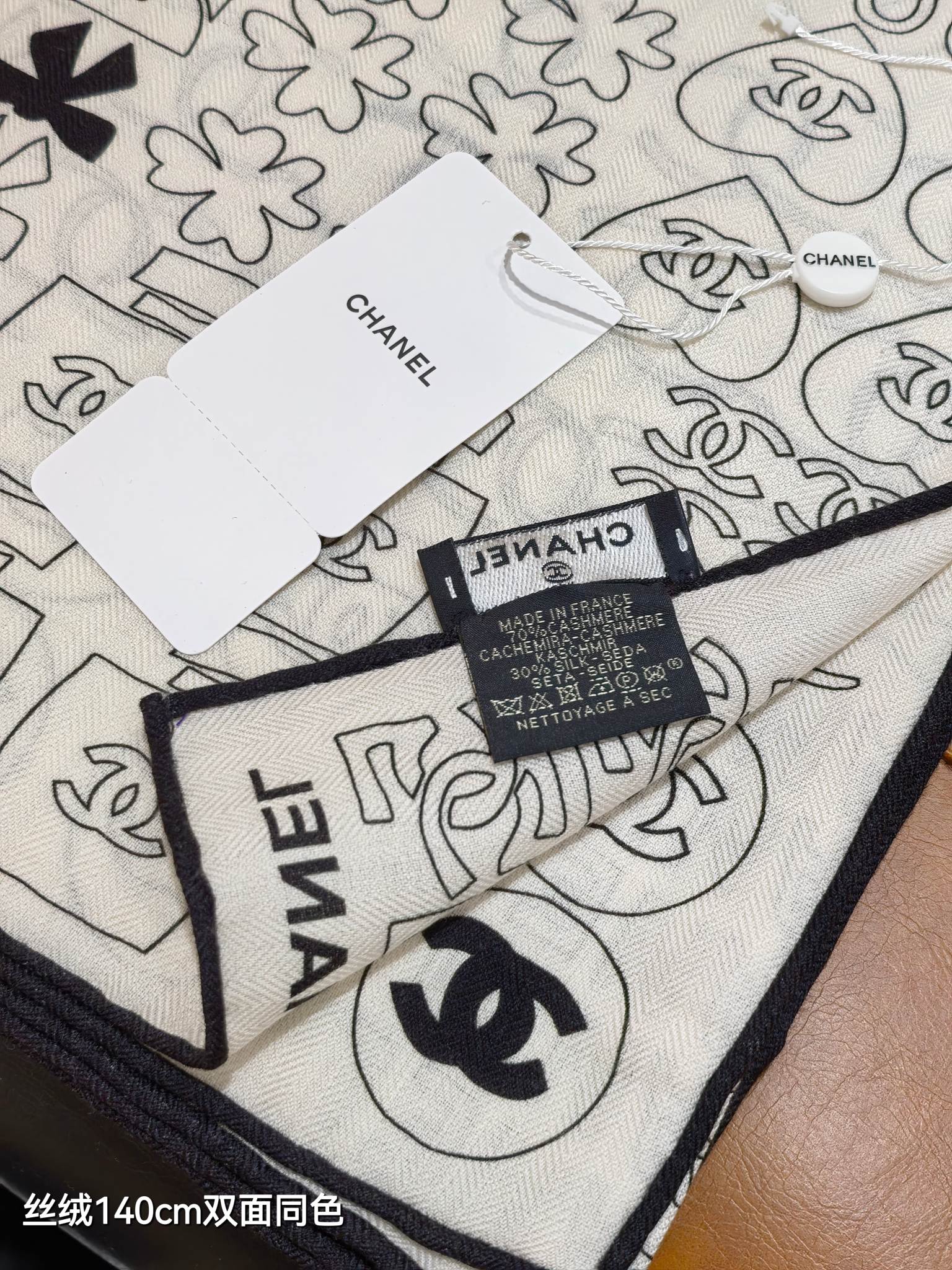 Chanel 一比一絲巾 雙面白底黑印圖騰 140cm大尺寸品牌標誌感|超A仿原單精品圖片 10 Chanel 一比一絲巾 雙面白底黑印圖騰 140cm大尺寸品牌標誌感|歐美奢侈品精品推薦