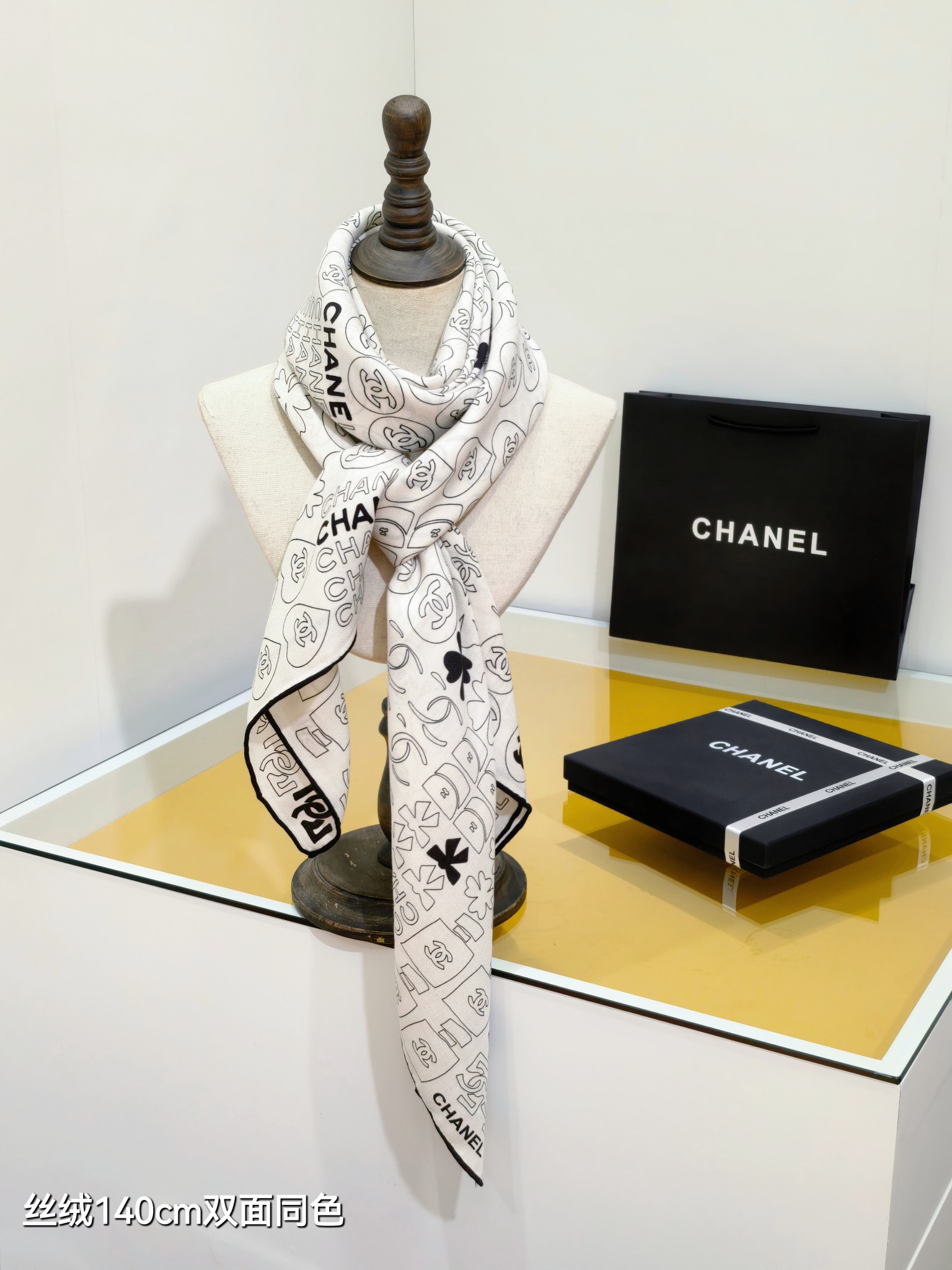 Chanel 一比一絲巾 雙面白底黑印圖騰 140cm大尺寸品牌標誌感|超A仿原單精品圖片 8 Chanel 一比一絲巾 雙面白底黑印圖騰 140cm大尺寸品牌標誌感|歐美奢侈品精品推薦