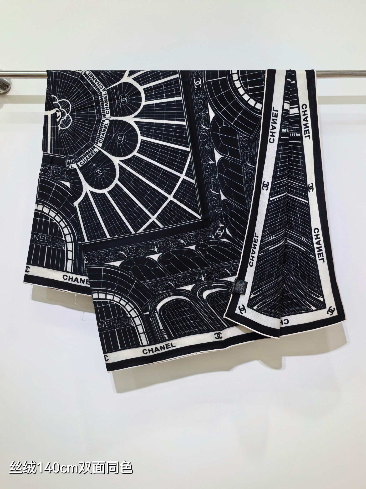 Chanel 精品仿製雙面絲巾 拱窗印花圖樣 黑白反差藝術感百搭設計｜歐美奢侈品精品推薦