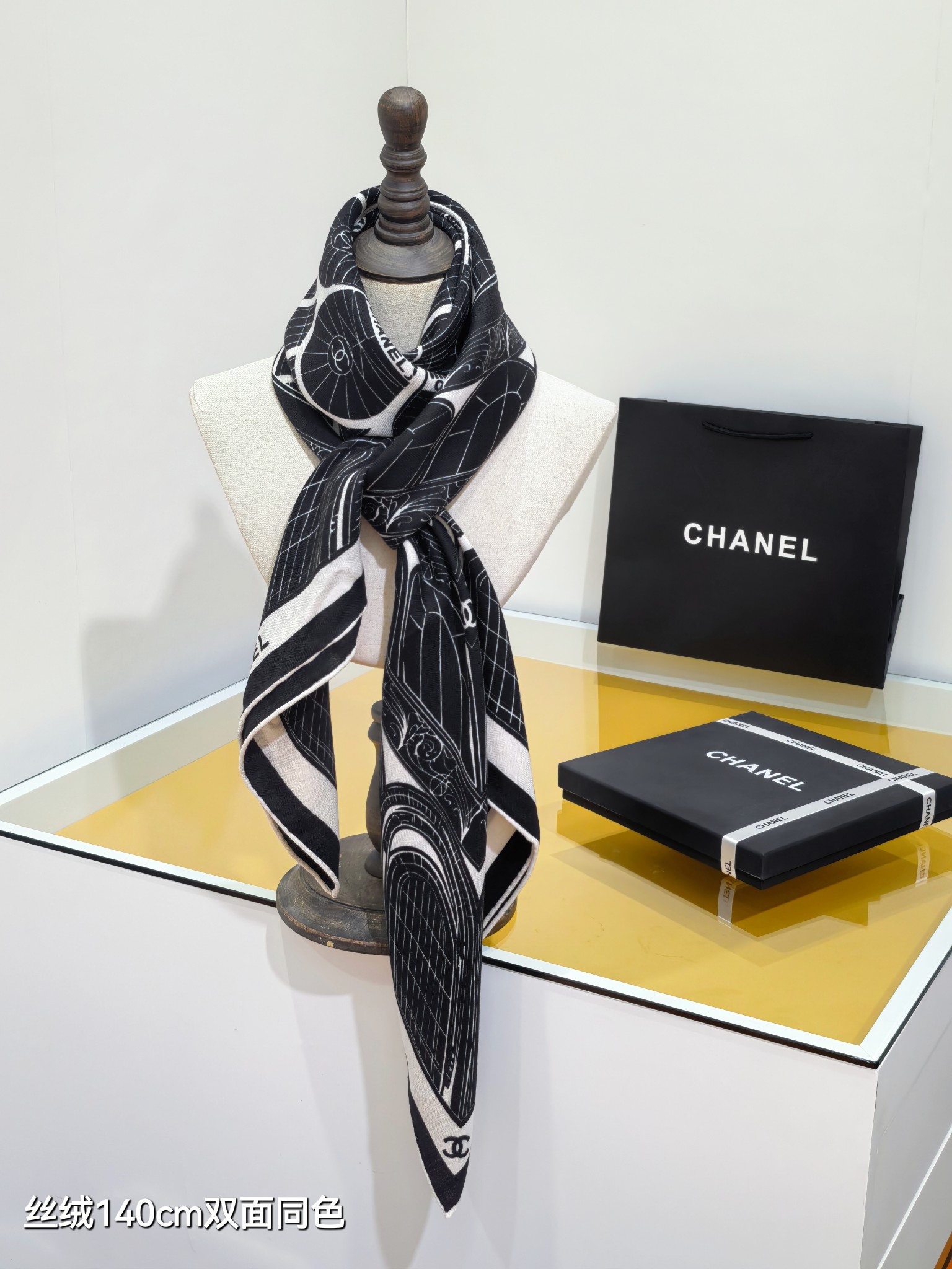 Chanel 精品仿製雙面絲巾 拱窗印花圖樣 黑白反差藝術感百搭設計｜歐美奢侈品精品推薦