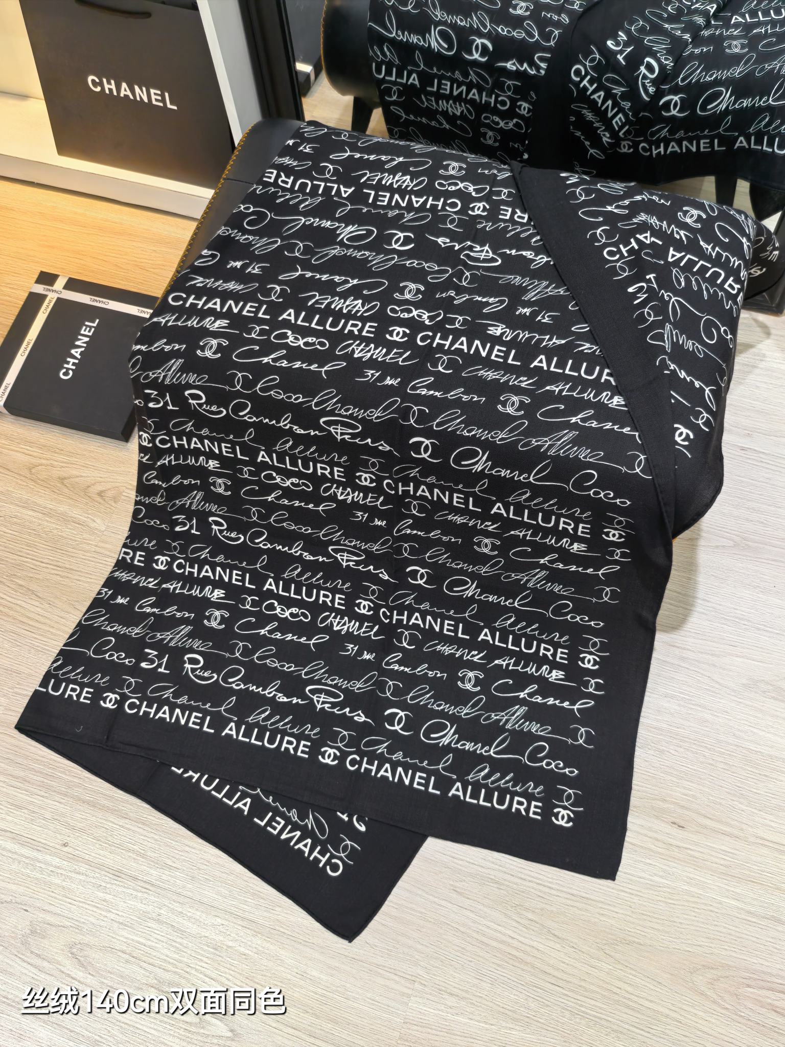 Chanel 高仿塗鴉字母絲巾 黑底白字風格設計 140cm大方巾人氣款｜歐美奢侈品精品推薦