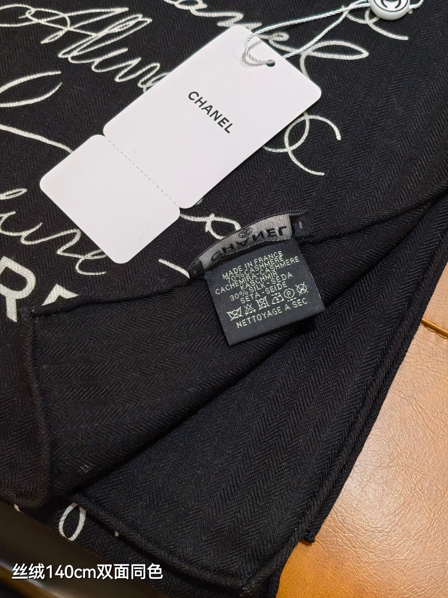 Chanel 高仿塗鴉字母絲巾 黑底白字風格設計 140cm大方巾人氣款｜歐美奢侈品精品推薦