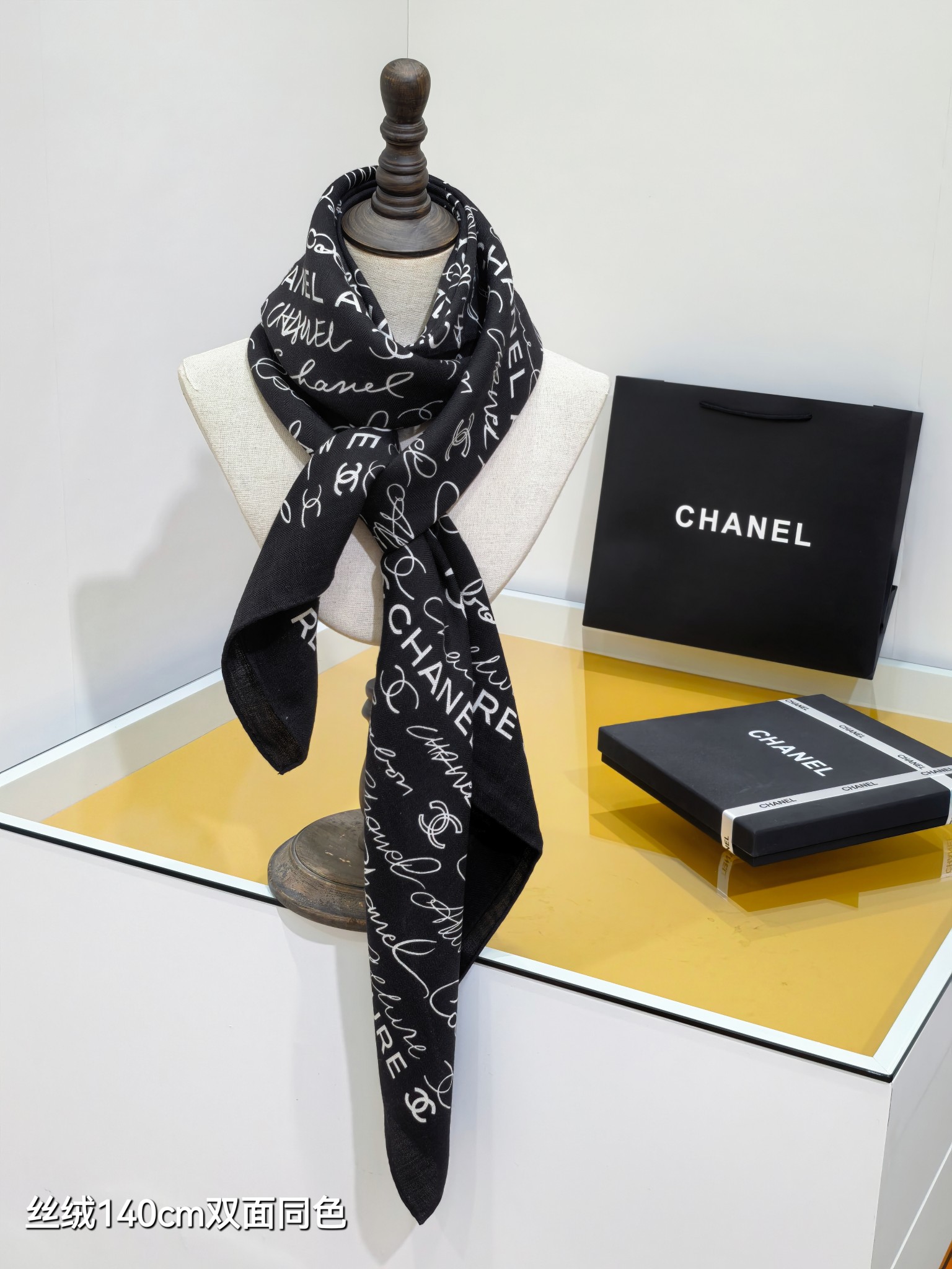 Chanel 高仿塗鴉字母絲巾 黑底白字風格設計 140cm大方巾人氣款｜歐美奢侈品精品推薦