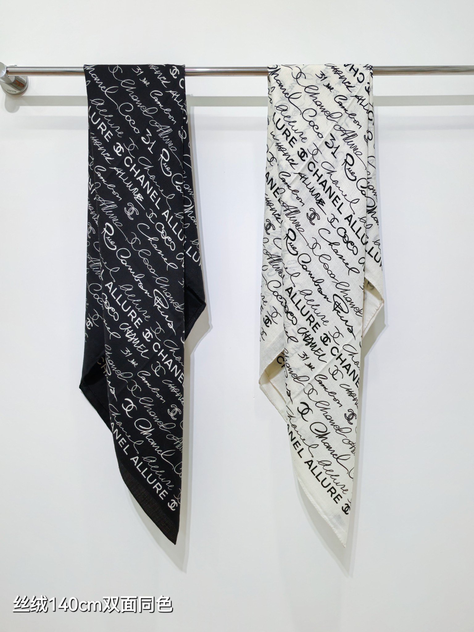Chanel 高仿塗鴉字母絲巾 黑底白字風格設計 140cm大方巾人氣款｜歐美奢侈品精品推薦