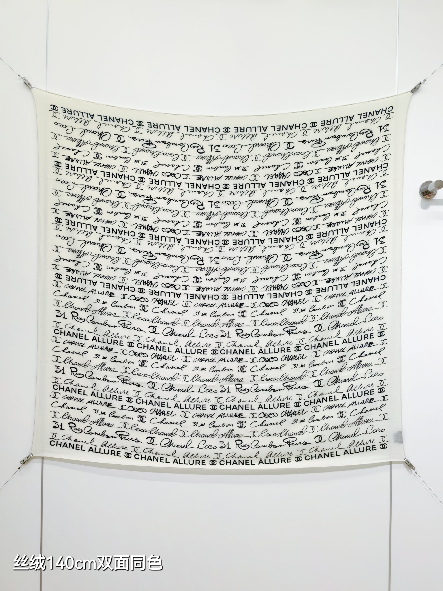 Chanel 原單字母絲巾 白底黑印款 手寫風格設計 高質感絲綢雙面