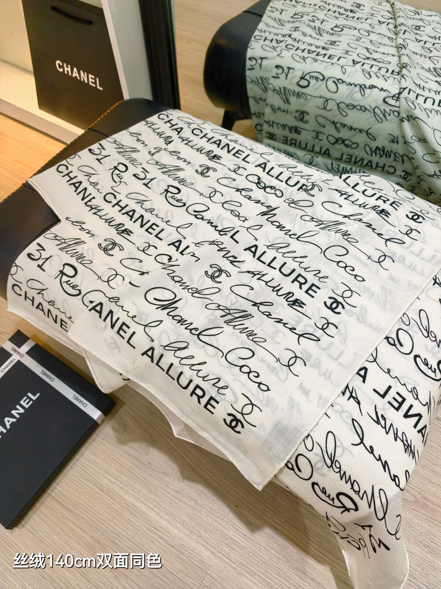 Chanel 原單字母絲巾 白底黑印款 手寫風格設計 高質感絲綢雙面|超A仿原單精品圖片 11 Chanel 原單字母絲巾 白底黑印款 手寫風格設計 高質感絲綢雙面|歐美奢侈品精品推薦
