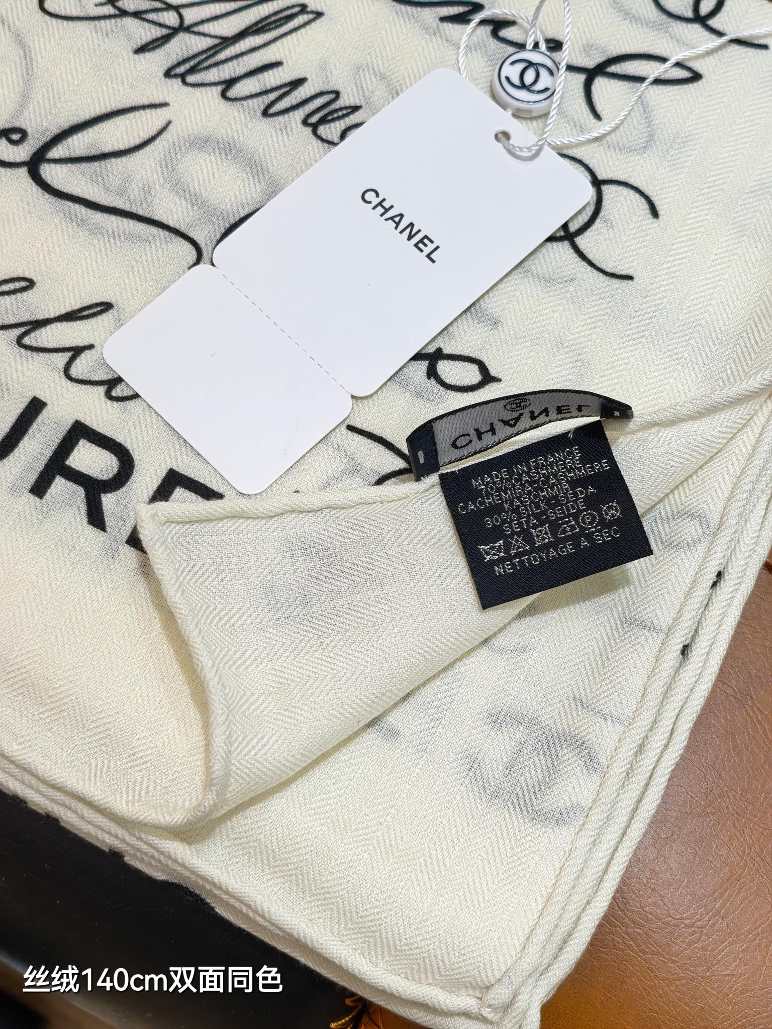 Chanel 原單字母絲巾 白底黑印款 手寫風格設計 高質感絲綢雙面|超A仿原單精品圖片 10 Chanel 原單字母絲巾 白底黑印款 手寫風格設計 高質感絲綢雙面|歐美奢侈品精品推薦