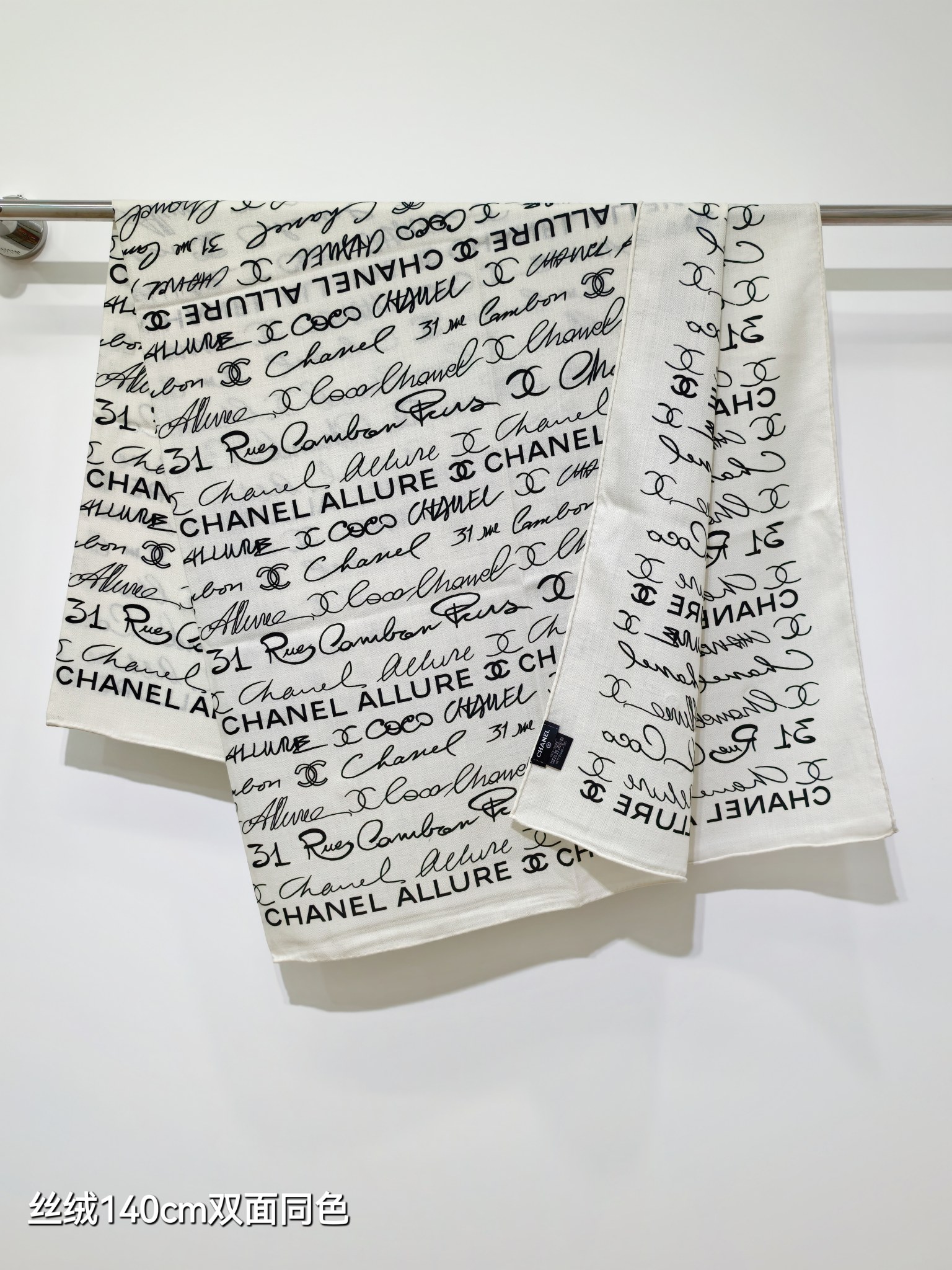 Chanel 原單字母絲巾 白底黑印款 手寫風格設計 高質感絲綢雙面|超A仿原單精品圖片 9 Chanel 原單字母絲巾 白底黑印款 手寫風格設計 高質感絲綢雙面|歐美奢侈品精品推薦